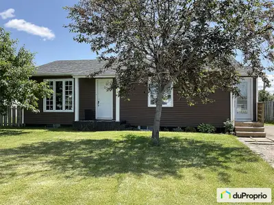 Maison unifamiliale rénovée au goût du jour Découvrez cette superbe propriété située dans un secteur...