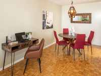 Located in Ottawa South, The Oaks offers excellent value and convenience, featuring an outdoor pool,... (image 1)