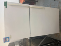 1195-Réfrigérateur Frigidaire congélateur en haut blanc top free