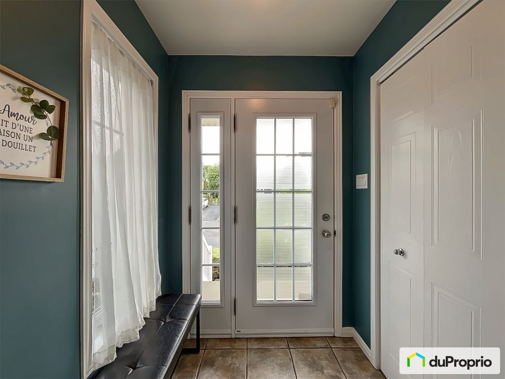 $574,500 - Bungalow for sale in Granby — photo 2