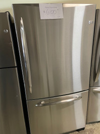 Réfrigérateur 33'' stainless congélateur au bas GE Profile