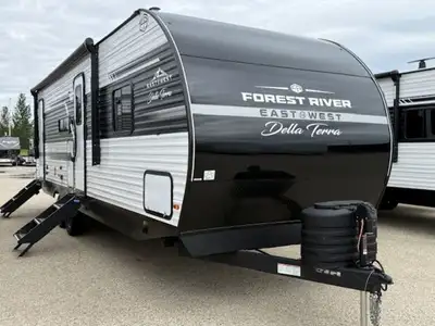 This is a perfect trailer for families looking for an upgrade. 2 double wide rear bunk beds, front m...