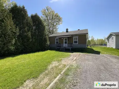 Petite maison chaleureuse située à l'entrée d'une petite rue tranquille qui se termine sur un cul-de...