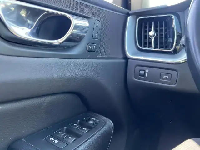 2018 VOLVO XC60 T5 Momentum in Cars & Trucks in Laval / North Shore - Image 17