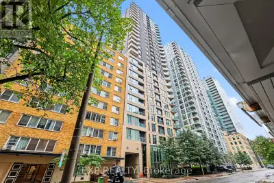 Experience elevated urban living in the heart of Ottawa Centre! Set high on the 22nd floor of a slee...