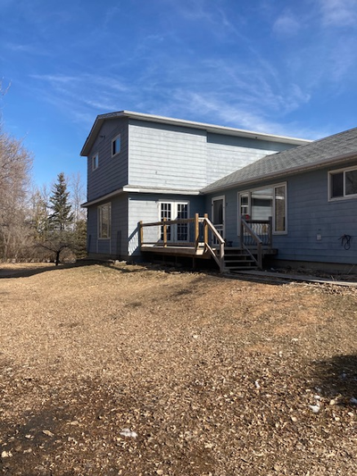3 bedroom half a duplex recently renovated close to Stonewall hydro,water and heat included grow you...