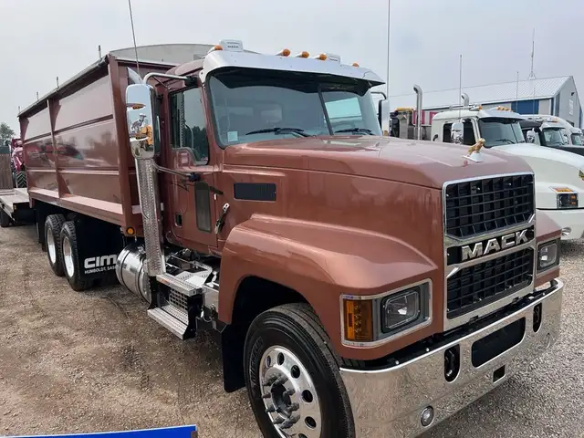 60860 Mack Pinnacle 64R grain truck in Heavy Trucks in Regina - Image 4