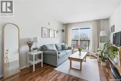 Top floor 1 bedroom condo in highly desirable Nutana. This beauty has been updated to include a stai...