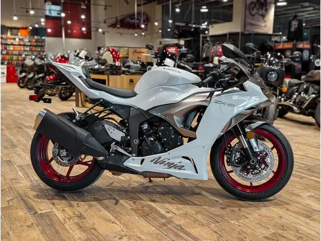 2025 Kawasaki Ninja ZX-6R // Pearl Robotic White/Metallic Graphi in Sport Bikes in Winnipeg - Image 3