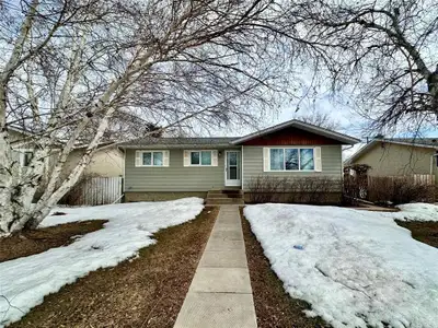 R43//The Pas/Welcome home to this beautifully maintained 994 sq ft home! This property offers comfor...