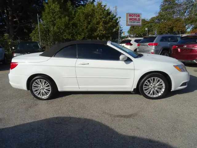 2013 Chrysler 200 Touring in Cars & Trucks in City of Toronto - Image 8