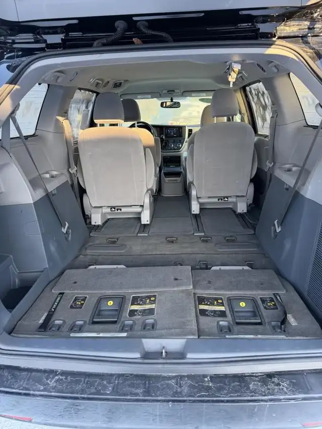 Toyota Sienna LE AWD 2017 - ENTRETENUE AU CONCESSIONNAIRE - in Cars & Trucks in Québec City - Image 14