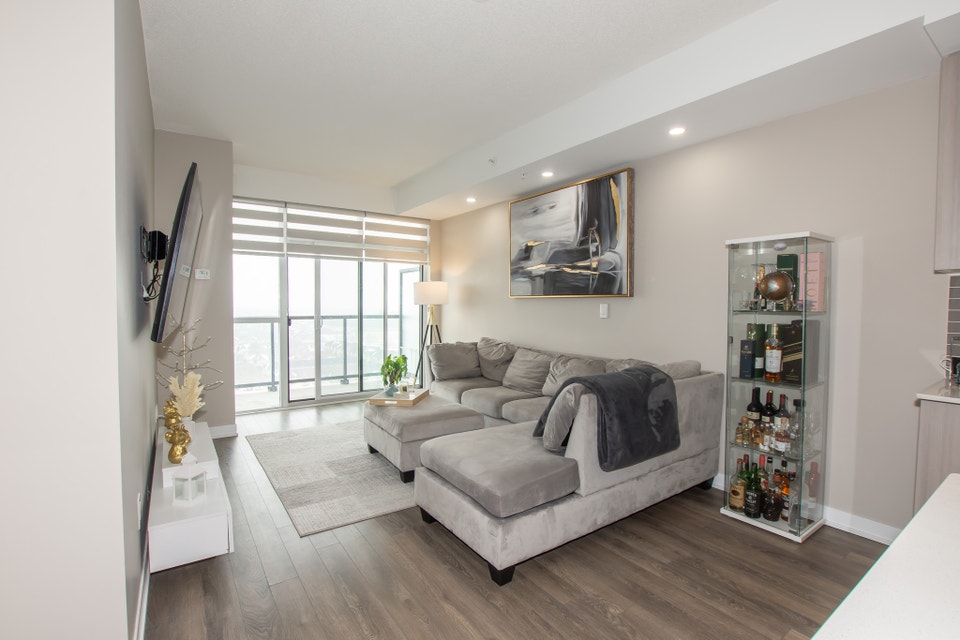 550 N Service Rd, Grimsby (1102) - 1 Bed + Den Condo w/Lake view 3