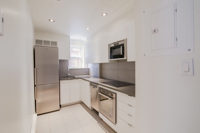 4557 Sherbrooke St W — photo 1