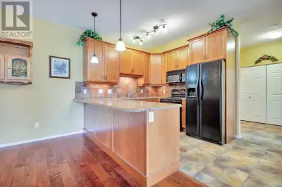 Beautifully maintained home in the centre of the city! Pride of ownership shines throughout this spa...