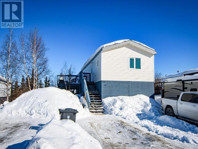 205 MAGRUM CRESCENT Yellowknife, Northwest Territories in Houses for Sale in Yellowknife - Image 2