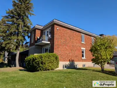 À vendre Immeuble à revenus (6 logements) Sainte Thérèse 6 x 3 ½ + 1 garage double Immeuble à revenu...