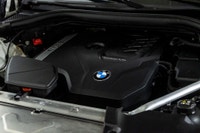 Francais: * Système audio HiFi * Affichage d'instrumentation entièrement numérique * Pneus Runflat E... (image 8)