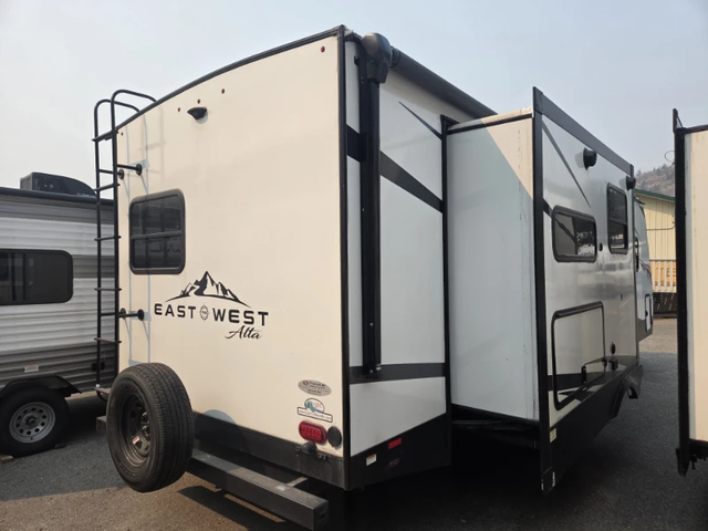 2023 FOREST RIVER ALTA 2810KIK in Travel Trailers & Campers in Kelowna - Image 8