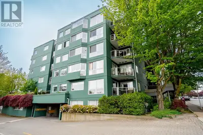 Experience waterfront living in one of Vancouver´s most desired neighbourhoods located steps from Gr...