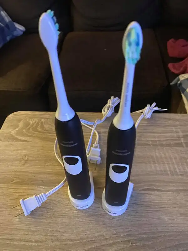 electric toothbrush set in Health & Special Needs in Napanee - Image 2
