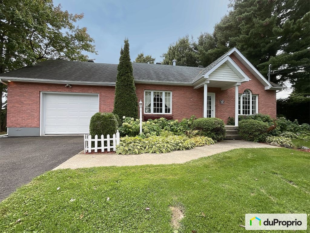 $449,900 - Bungalow for sale in St-Felix-De-Valois — photo 1