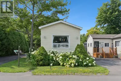 Welcome to this delightful mobile home located in the lovely community of Albion Sun Vista in Greely...