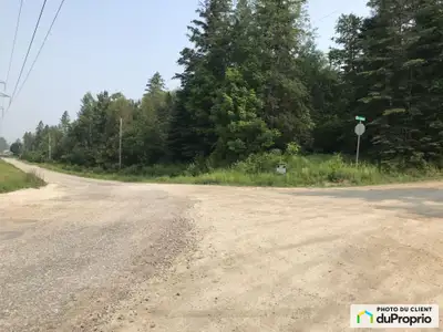 Le rêve! Situé dans la majestueuse municipalité Edelweiss (La pêche), grand terrain d'1 acre prêt à...