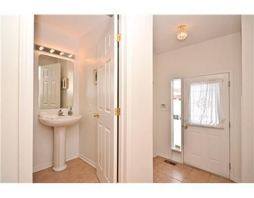 Barrhaven end unit 3 bedroom 2.5 bath townhouse for rent in Long Term Rentals in Ottawa - Image 2
