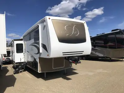 Newer Living Room Furniture, 3 Slides, Double Pane Windows and an Electric Awning! Call Dealership f...