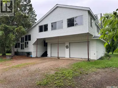 Escape to country living on this beautiful 6.11-acre acreage featuring a spacious 3-bedroom, 3-bathr...