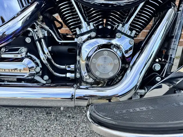 2011 Harley-Davidson Heritage Softail Classic **CANADIAN BIKE**  in Street, Cruisers & Choppers in Markham / York Region - Image 17