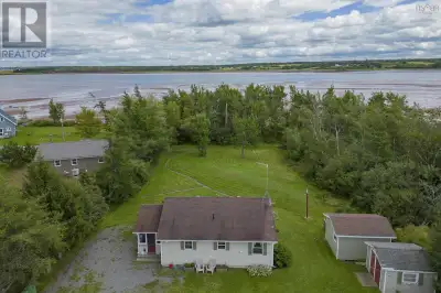 FANTASTIC COTTAGE ON 0.93 OF AN ACRE! Located just steps away from the Northumberland Strait at the...