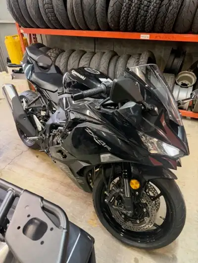 MOTEUR À 4 CYLINDRES EN LIGNE DE 399 CM³ TOURNANT À HAUT RÉGIME DESIGN DE CHÂSSIS INSPIRÉ DU WORLDSB...