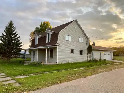 R33//Waskada/This spacious 3 bed, 2 bath, 2192 sq ft home is sure to impress & is located in the fri...