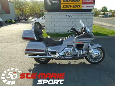 Honda GL1500 GOLDWING 1999 avec 192 680 km. Très bien entretenue, et très belle pour l'année !! Appe...