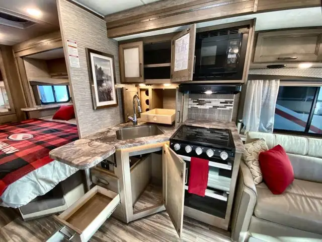 2022 Thor Motor Coach Four Winds 27R in RVs & Motorhomes in Abbotsford - Image 13