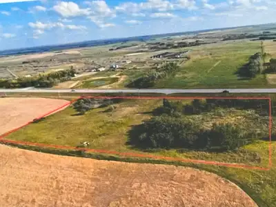 Well treed average on Highway 14 3 minutes to Biggar & 50 minutes to Saskatoon Water well on site, p...
