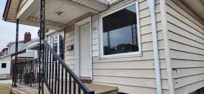 JUST-RENOVATED HOUSE FOR LEASE. 2 BED, 1 BATH W. FRONT DRIVEWAY