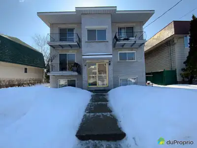 Immeuble à revenu de 7 logements à vendre, situé à 2 minutes de Place Longueuil, métro Longueuil. L'...