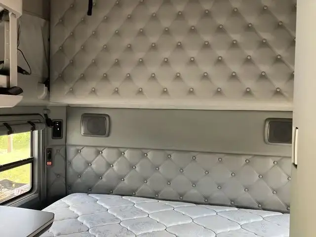 2022 Kenworth T680 in Heavy Trucks in Moncton - Image 10