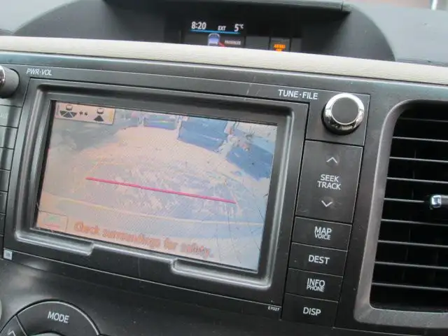 2011 Toyota Sienna Limited AWD in Cars & Trucks in City of Montréal - Image 8