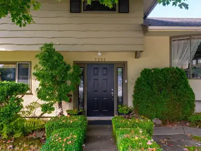 Beautiful comfortable family home in Scottsdale.Move right in or hold for a future build! This 3 lev...