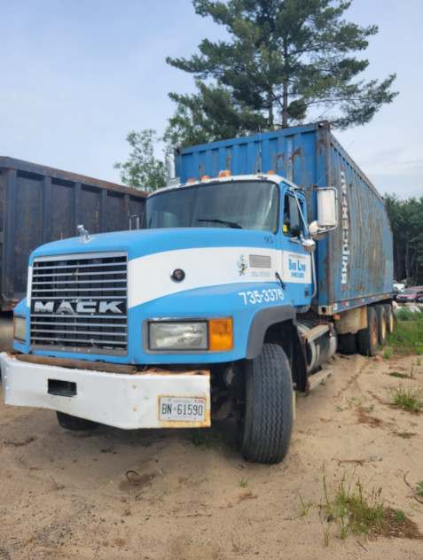 USED 1995 CL713 Mack Clam Truck FOR SALE in Heavy Equipment Parts & Accessories in Ottawa