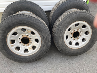 4 pneus Goodyear pour camion à vendre Presque neuf - très bon état - Juste 2 hivers et pas gros de k...