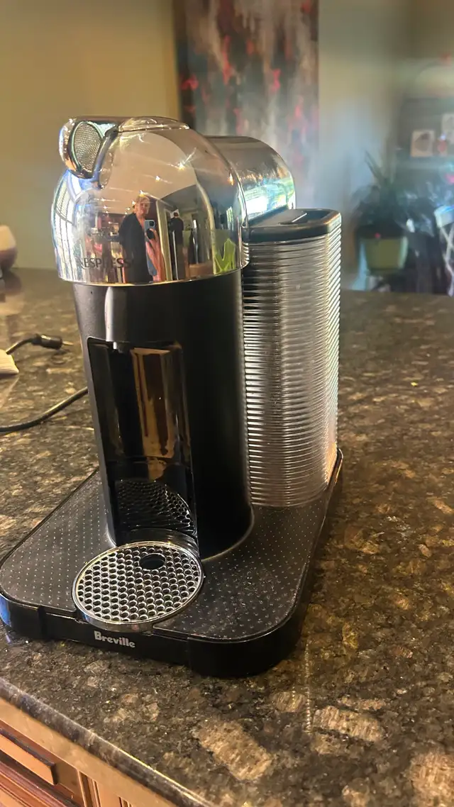 Nespresso Coffee and Espresso Machine by Breville in Coffee Makers in Guelph - Image 2