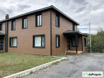 Amateurs de ski et plein air, vous serez comblés! Magnifique chalet avec grand terrain de plus de 22...