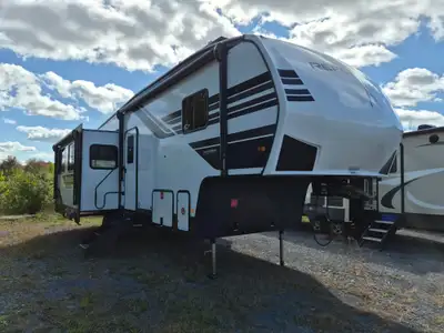 Special Features The 2027 Grand Design Reflection 100 Series 29RL is a spacious rear-living fifth wh...