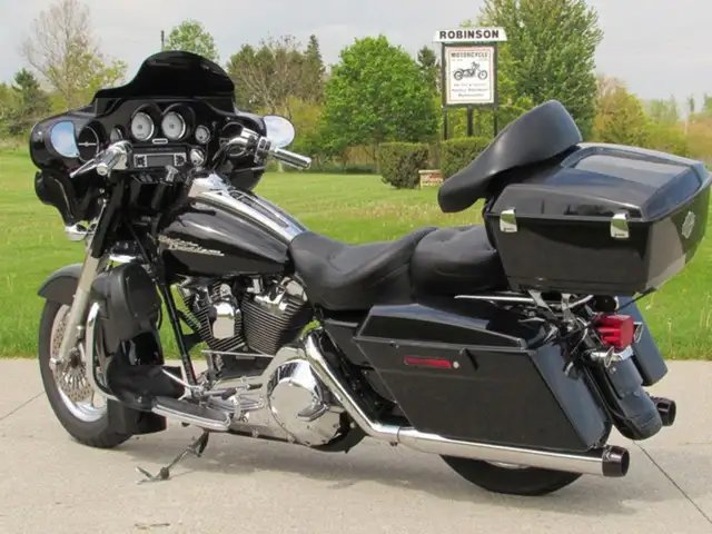 2006 Harley-Davidson FLHX Street Glide Over $9,000 in Great Opti in Sport Touring in Leamington - Image 4