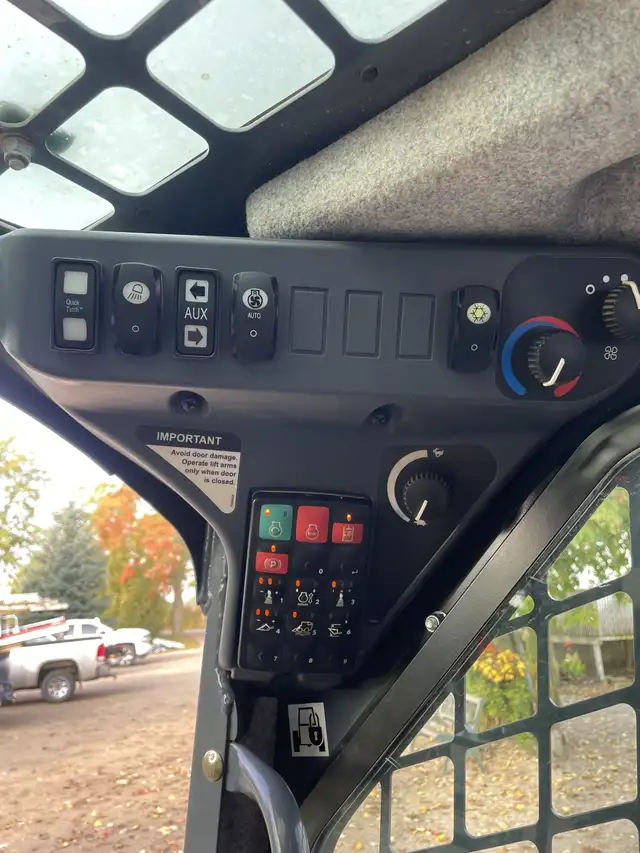 2020 DEERE 333G SKIDSTEER in Heavy Equipment in Calgary - Image 9